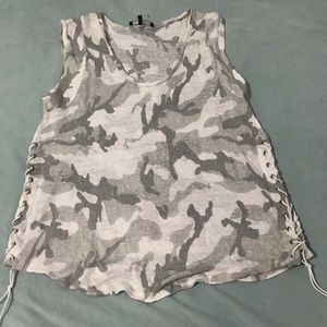 Camouflage sleeveless shirt